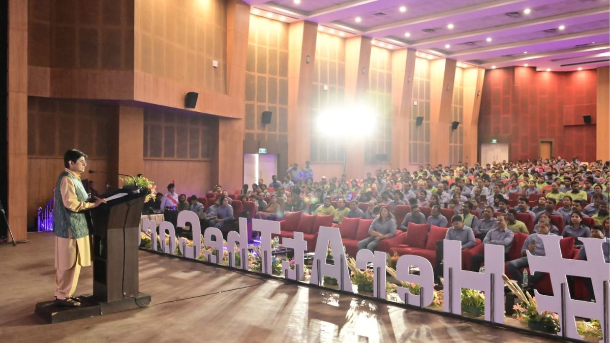 Dr. Kiran Bedi Visits Vedanta Jharsuguda, Inspiring Employees and Women Community Leaders
